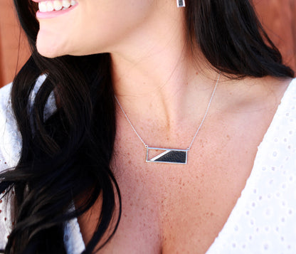 Collar rectangular de cuero con incrustaciones de cristal