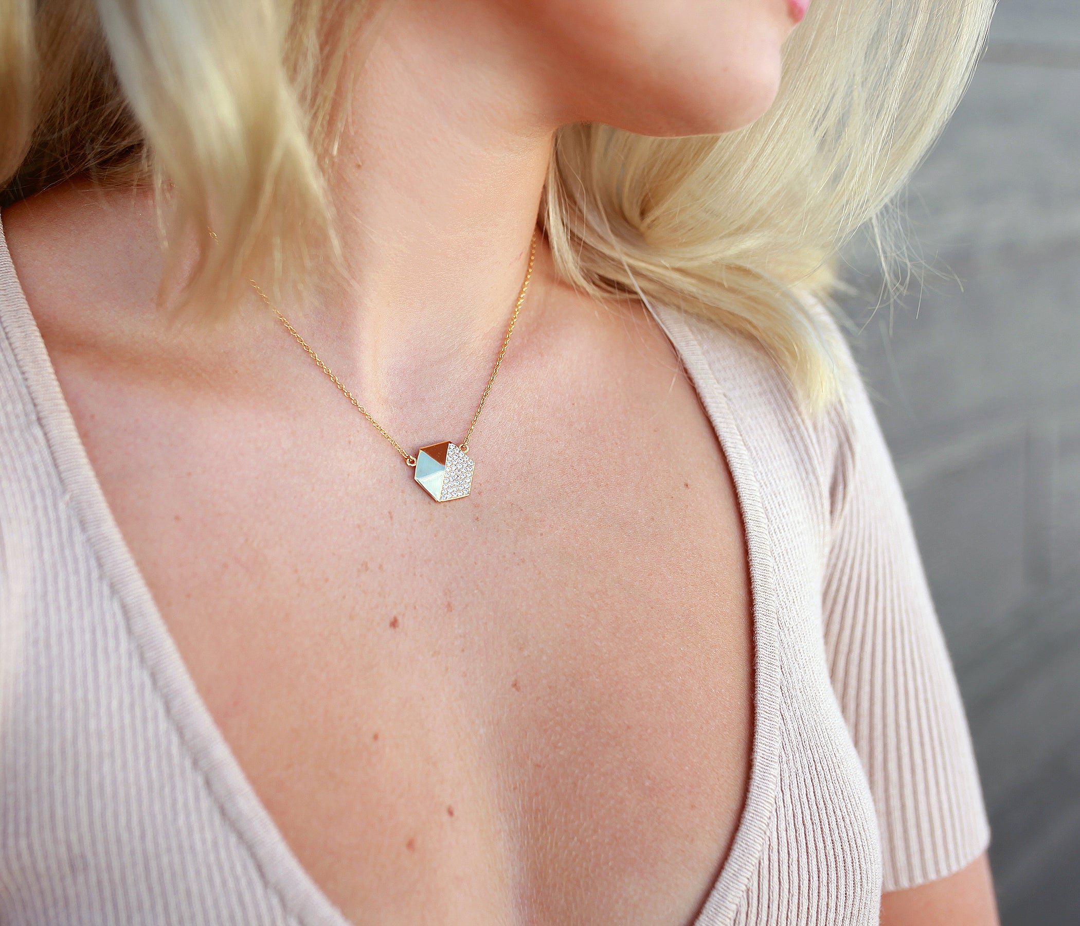 Collar dorado con cristales pavé hexagonales
