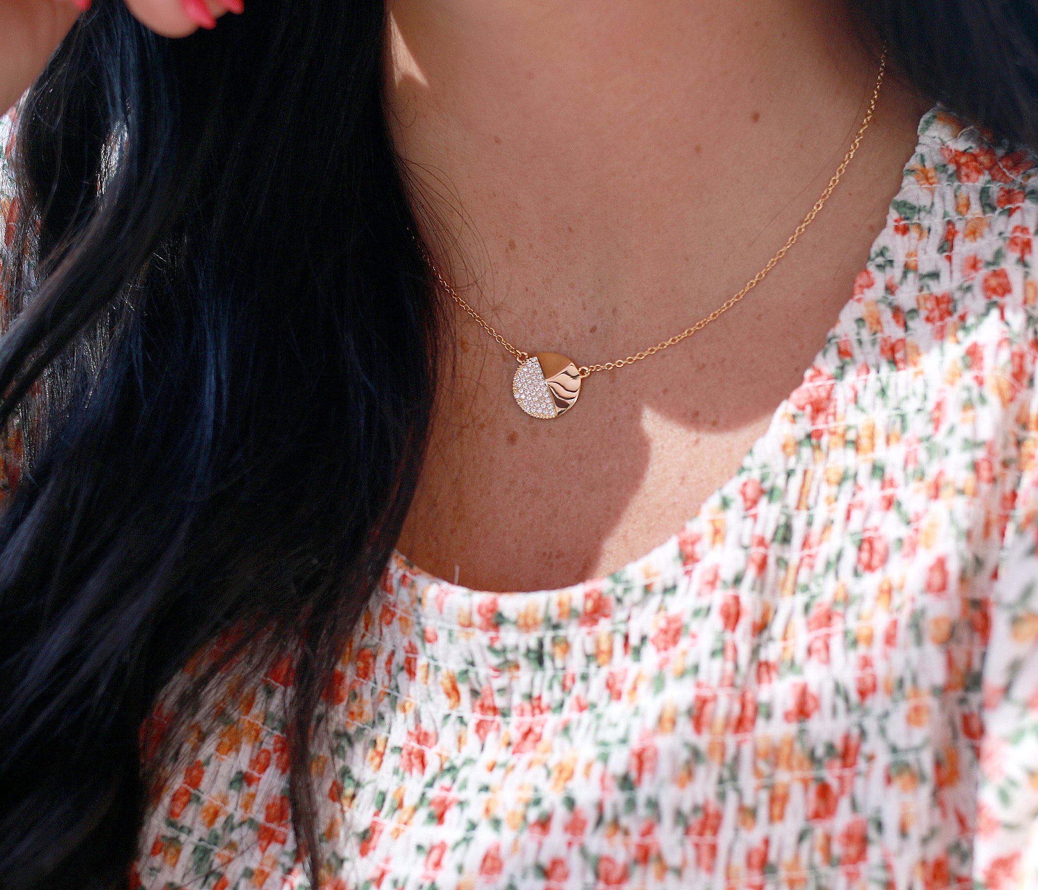Collar de oro con cristales pavé redondos