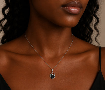 Collar con incrustaciones geométricas de cuero