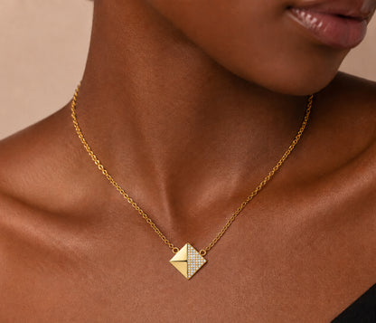 Collar dorado con cristales pavé cuadrados