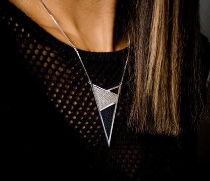 Collar de cuero con incrustaciones de cristales y triángulos extra grandes