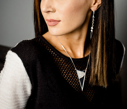 Collar de cuero con incrustaciones de cristales y triángulos extra grandes