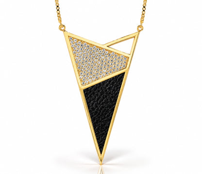 Collar extragrande de oro con incrustaciones de cristales y cuero en forma de triángulo