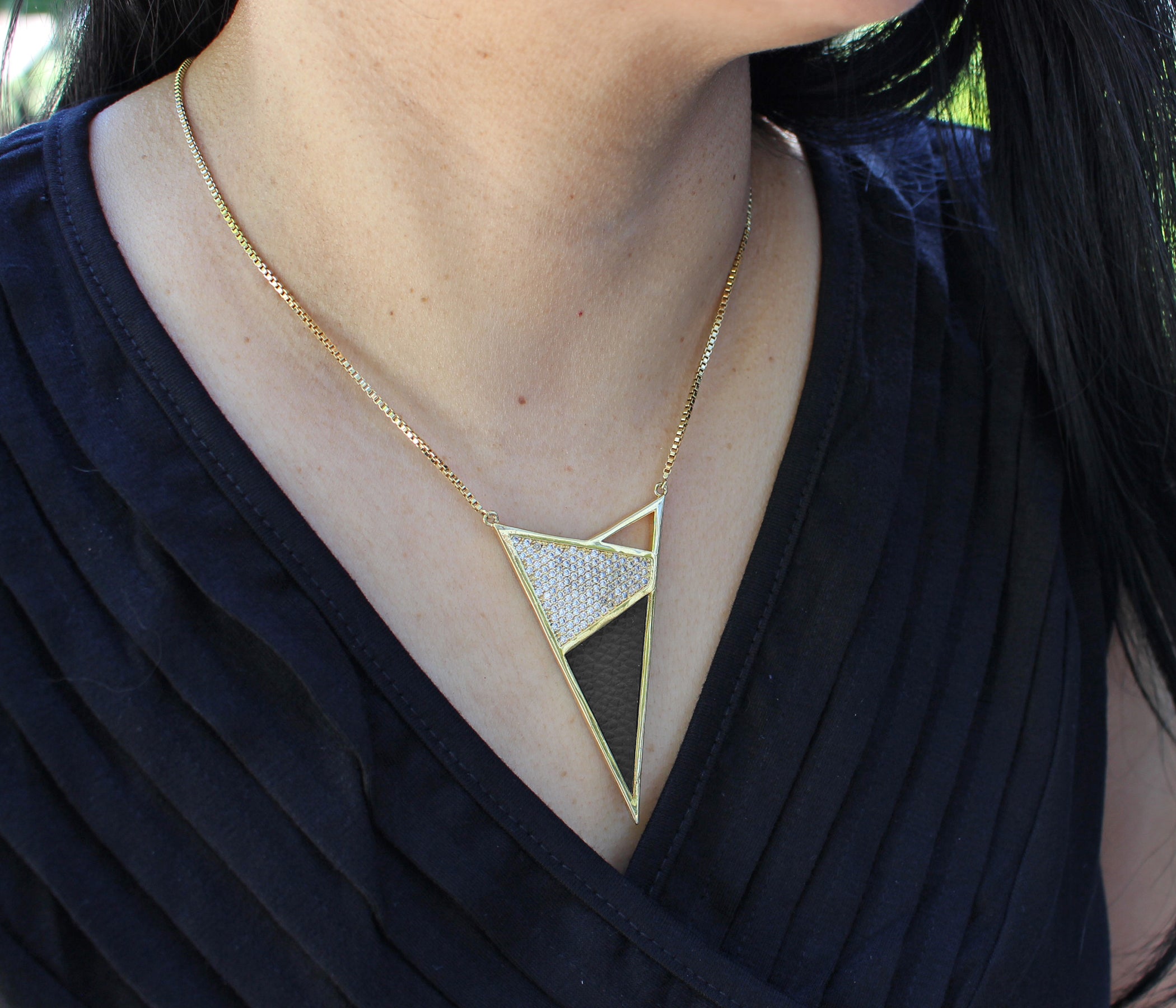Collar extragrande de oro con incrustaciones de cristales y cuero en forma de triángulo