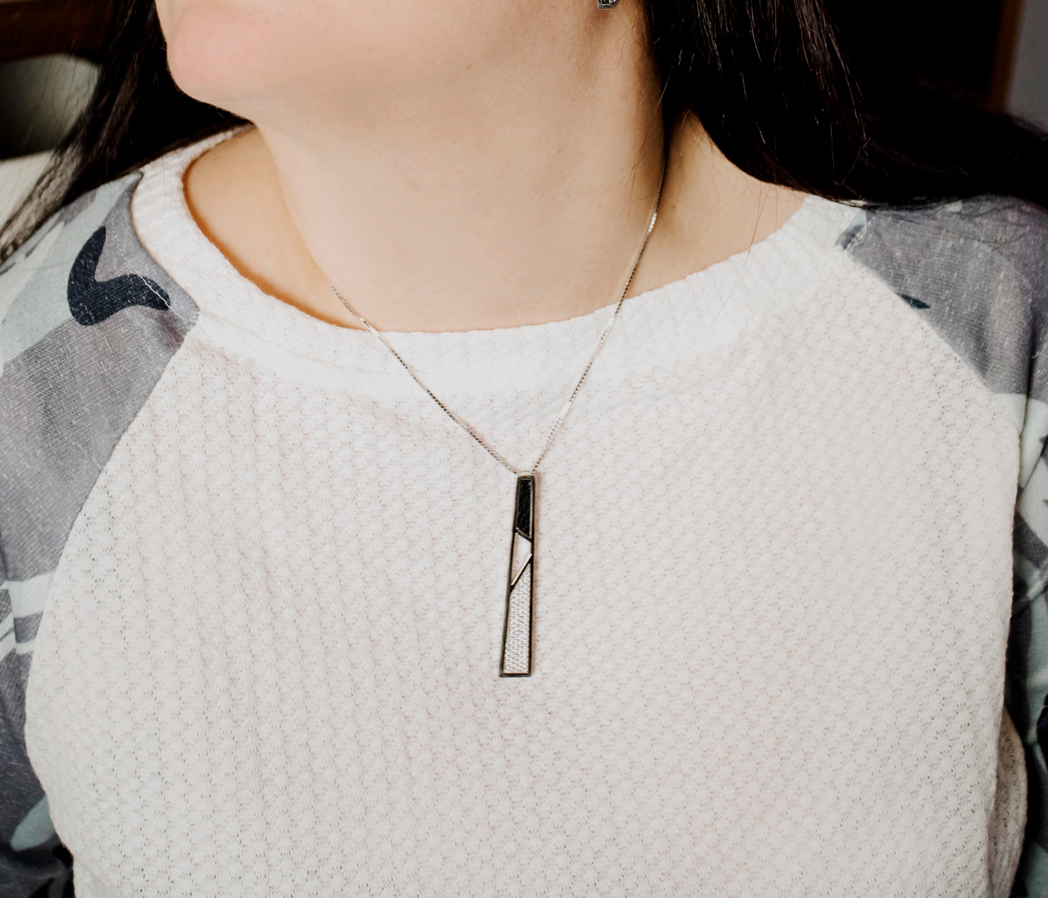 Collar de cuero con incrustaciones geométricas de cristales de gran tamaño