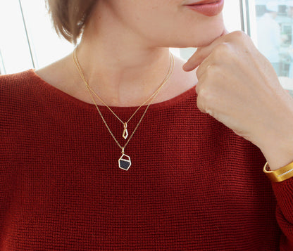 Collar dorado con cristales pavé y mini rombos