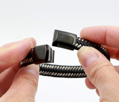 Pulsera de cuero con barra negra