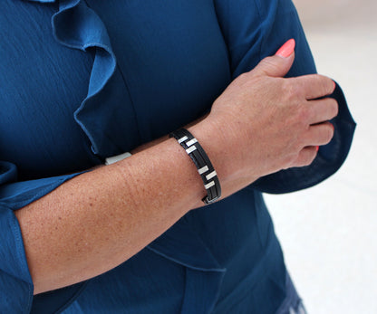 Pulsera de cuero con barra negra