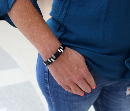 Pulsera de cuero con barra negra