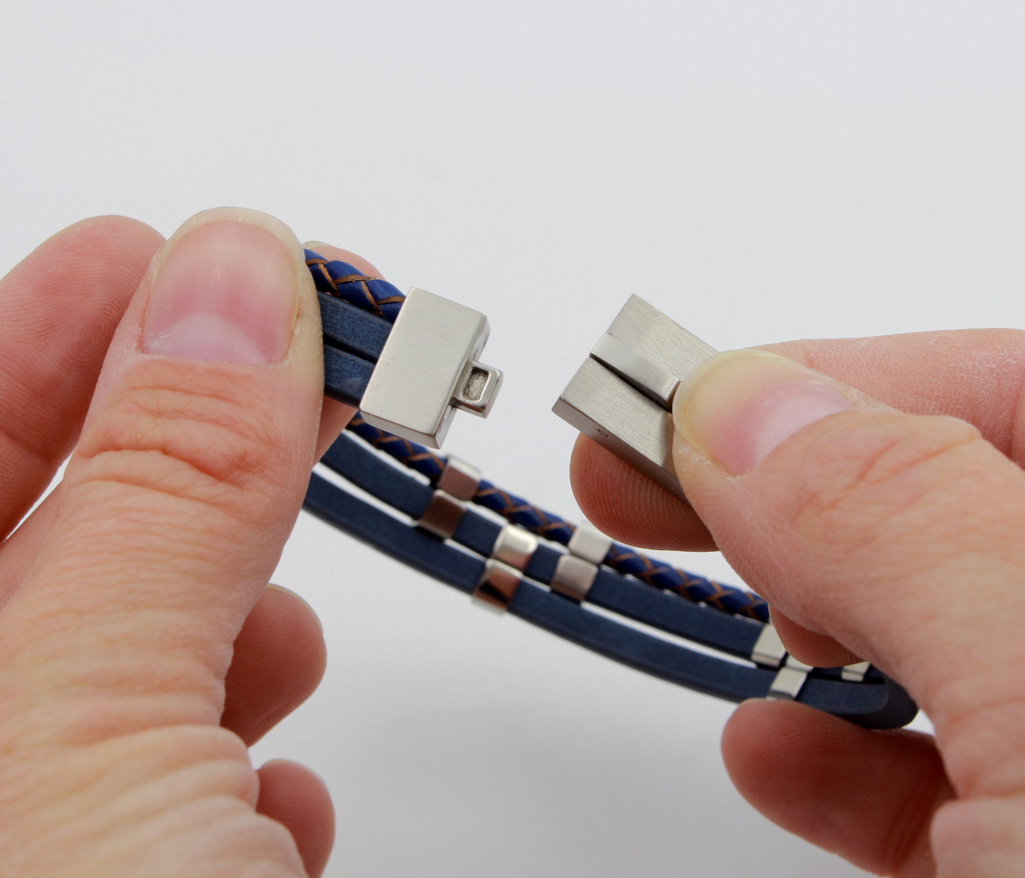 Pulsera de cuero con barra negra