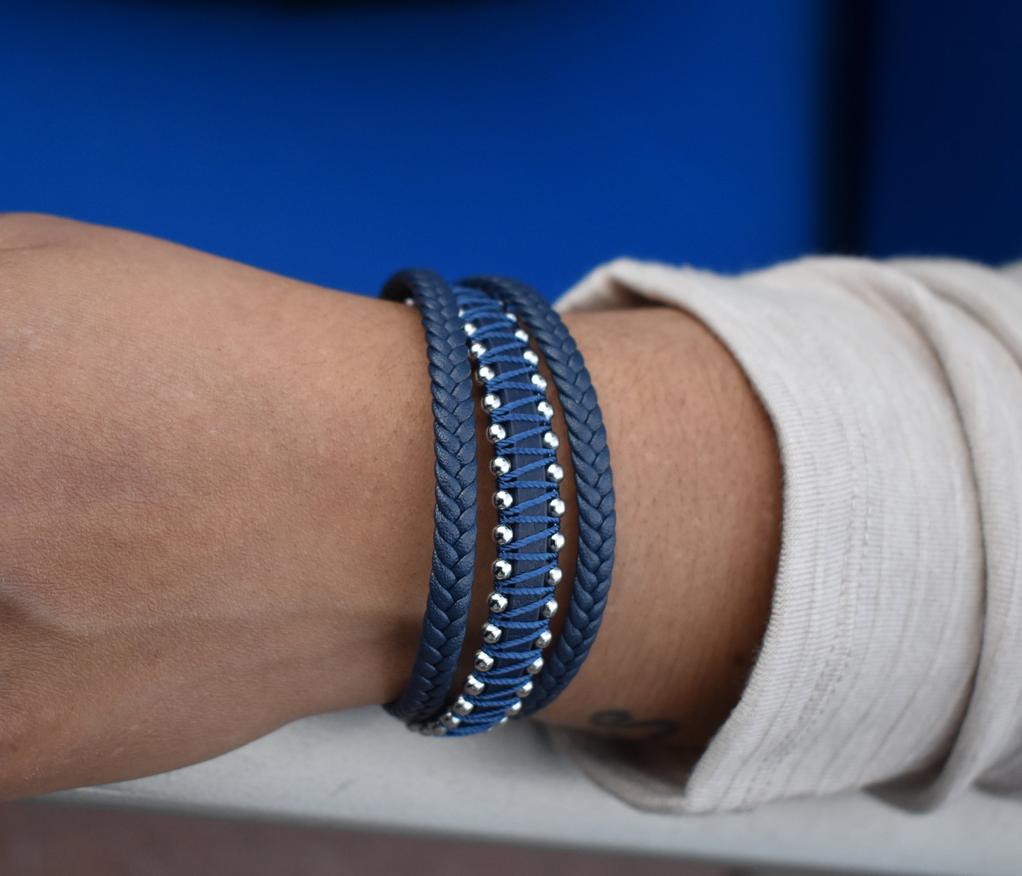 Pulsera de cuero con barra negra