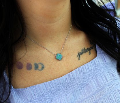 Collar de topacio con tres piedras de ópalo