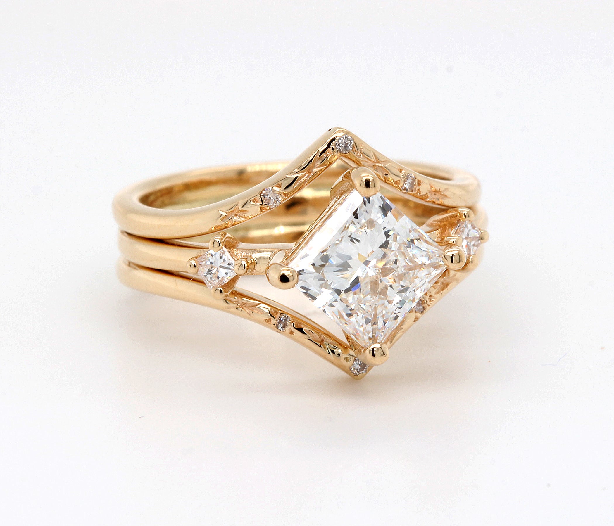 Anillo de oro con diamantes y forma de pera asimétrica moderna