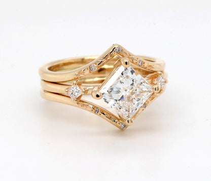 Anillo de oro con diamantes y forma de pera asimétrica moderna