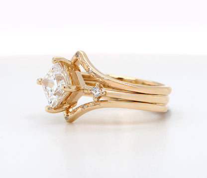 Anillo de oro con diamantes y forma de pera asimétrica moderna