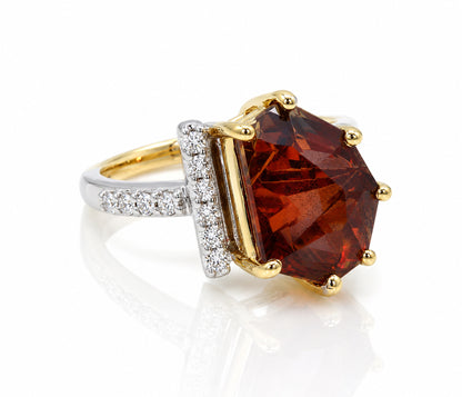 Anillo Art Déco dorado con halo de ágata musgosa y hexágono