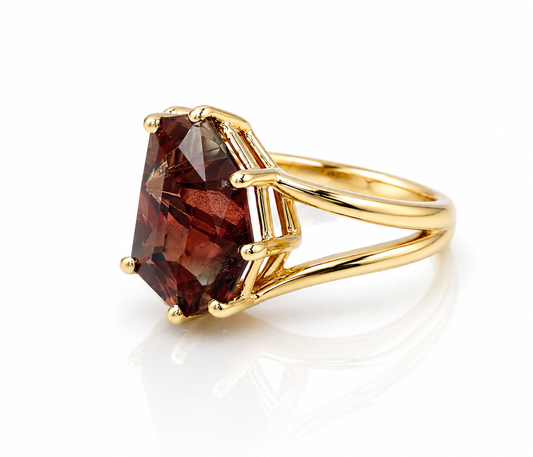 Anillo Art Déco dorado con halo de ágata musgosa y hexágono
