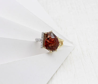 Anillo Art Déco dorado con halo de ágata musgosa y hexágono