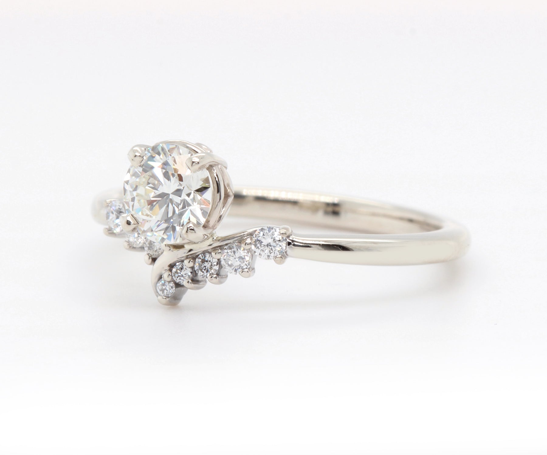 Anillo de diamantes con remolinos descentrados y delicado
