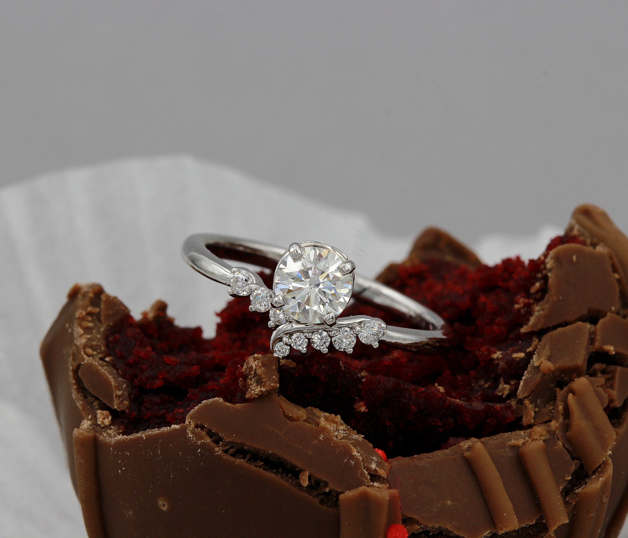 Anillo de diamantes con remolinos descentrados y delicado