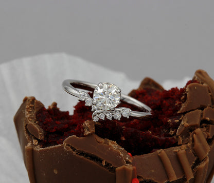 Anillo de diamantes con remolinos descentrados y delicado