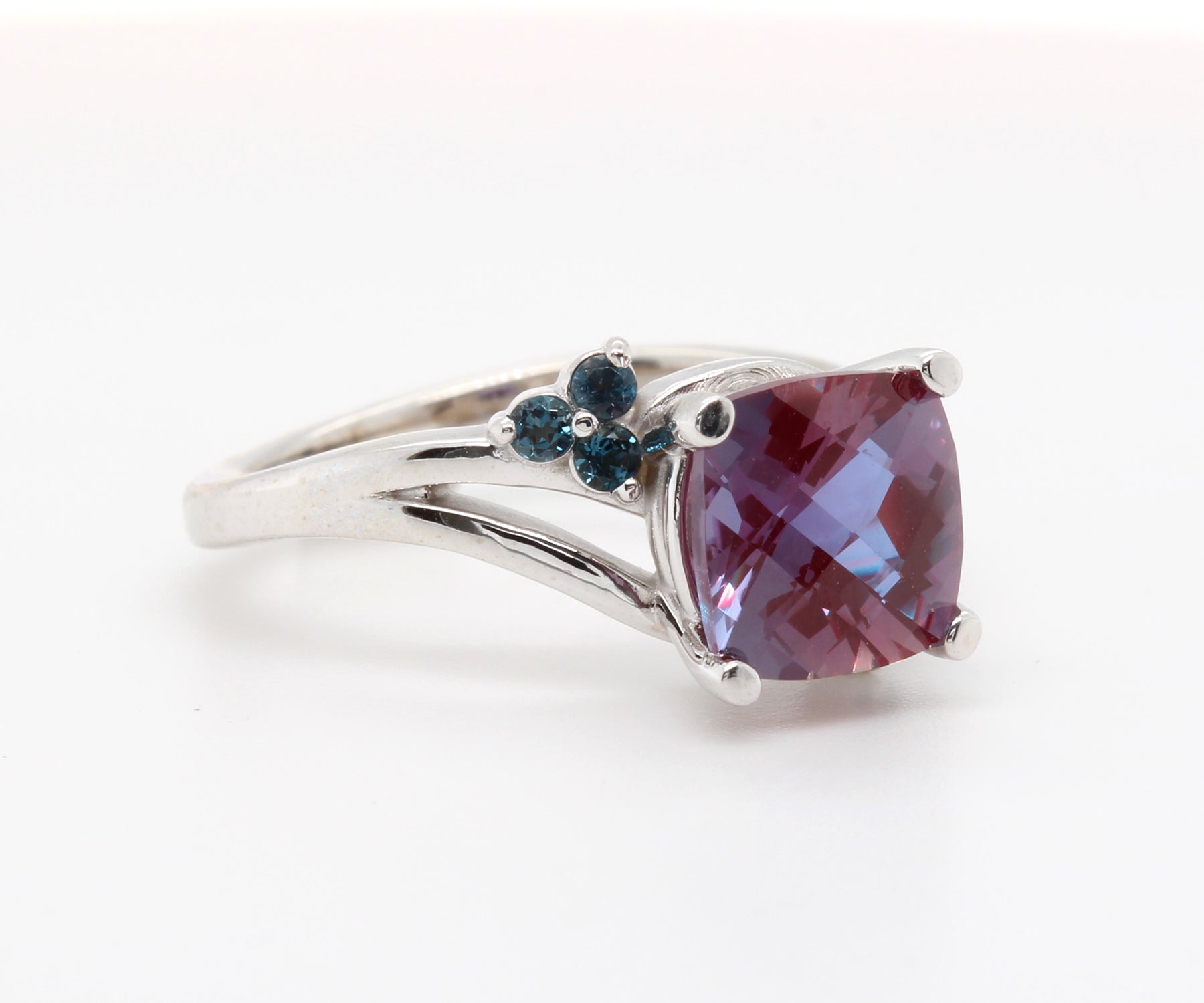 Anillo de topacio alejandrita con desfase curvado
