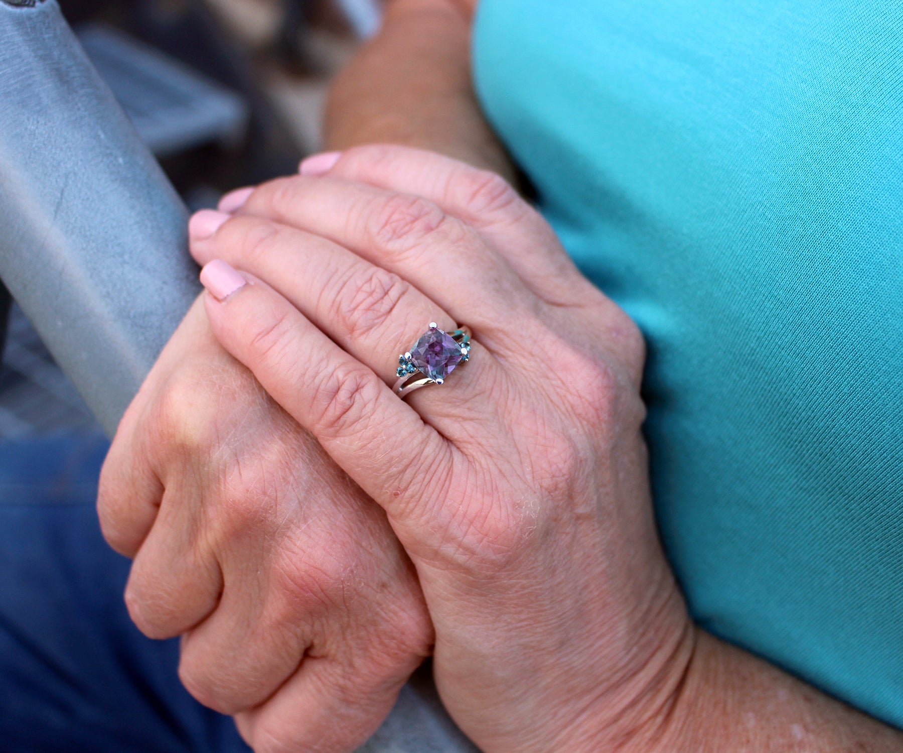 Anillo de topacio alejandrita con desfase curvado