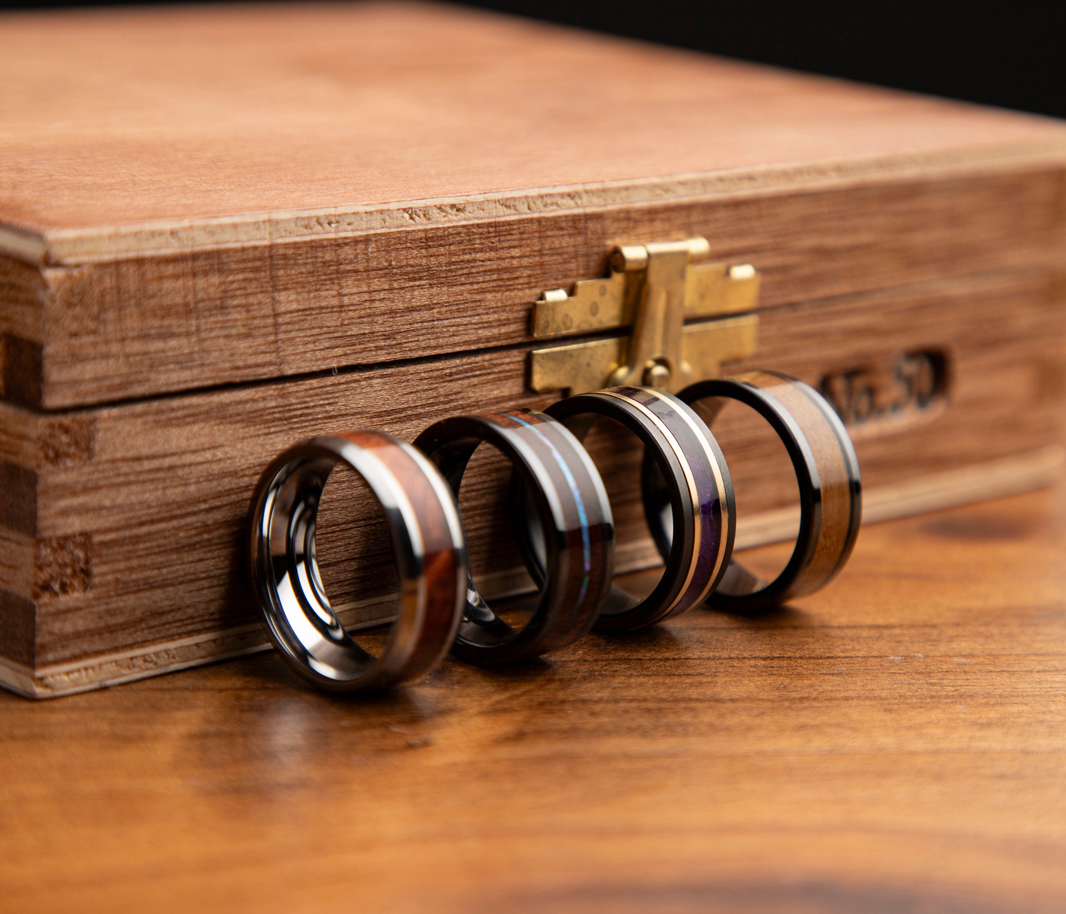 Anillo de tungsteno con borde biselado para hombre con incrustaciones de madera de cebra