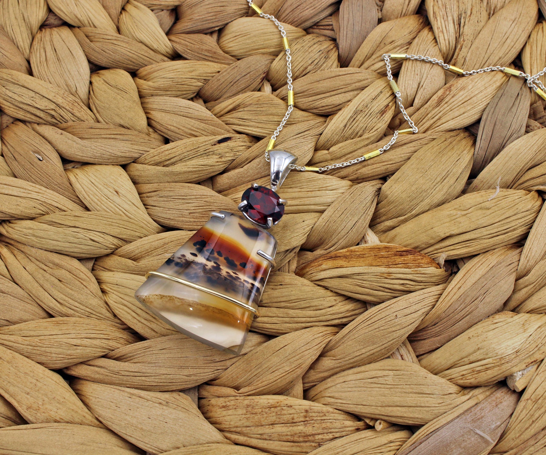 Collar de oro con granate y ágata de Montana de Wild Cat