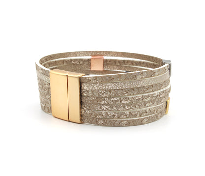 Elegante pulsera de cuero dorado y gris con estampado animal