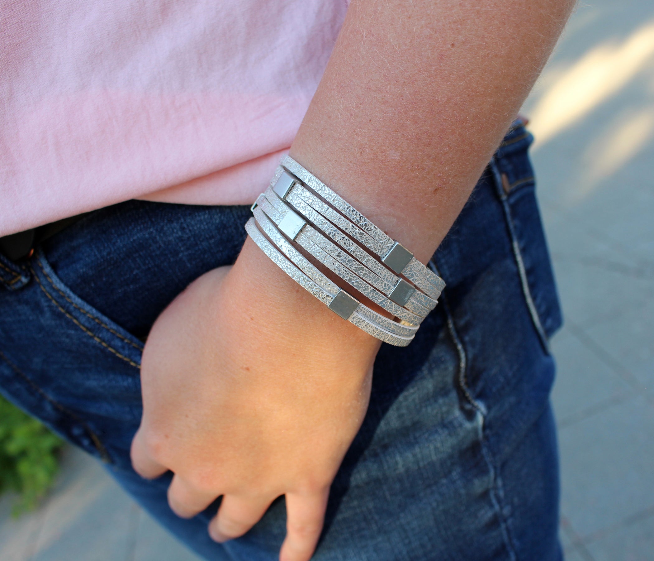 Elegante pulsera de cuero dorado y gris con estampado animal
