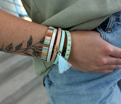 Elegante pulsera de cuero dorado y gris con estampado animal