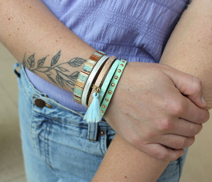 Elegante pulsera de cuero dorado y gris con estampado animal