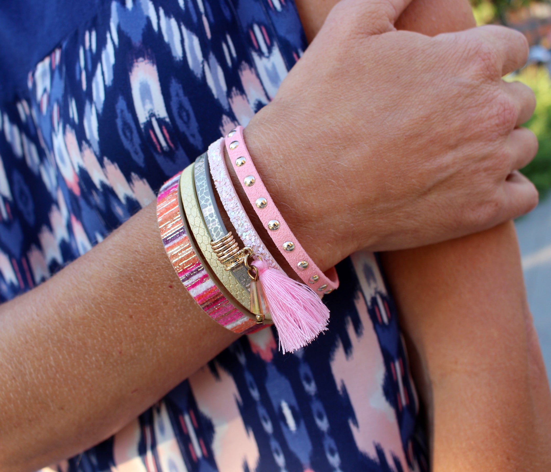 Elegante pulsera de cuero dorado y gris con estampado animal