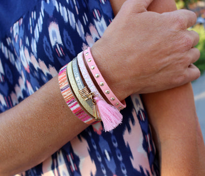 Elegante pulsera de cuero dorado y gris con estampado animal