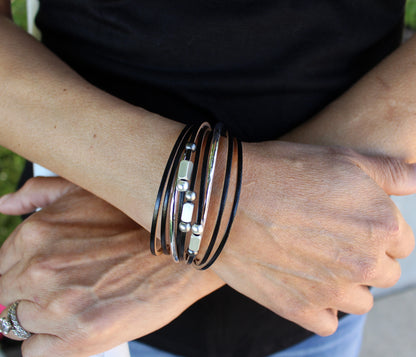 Elegante pulsera de cuero dorado y gris con estampado animal
