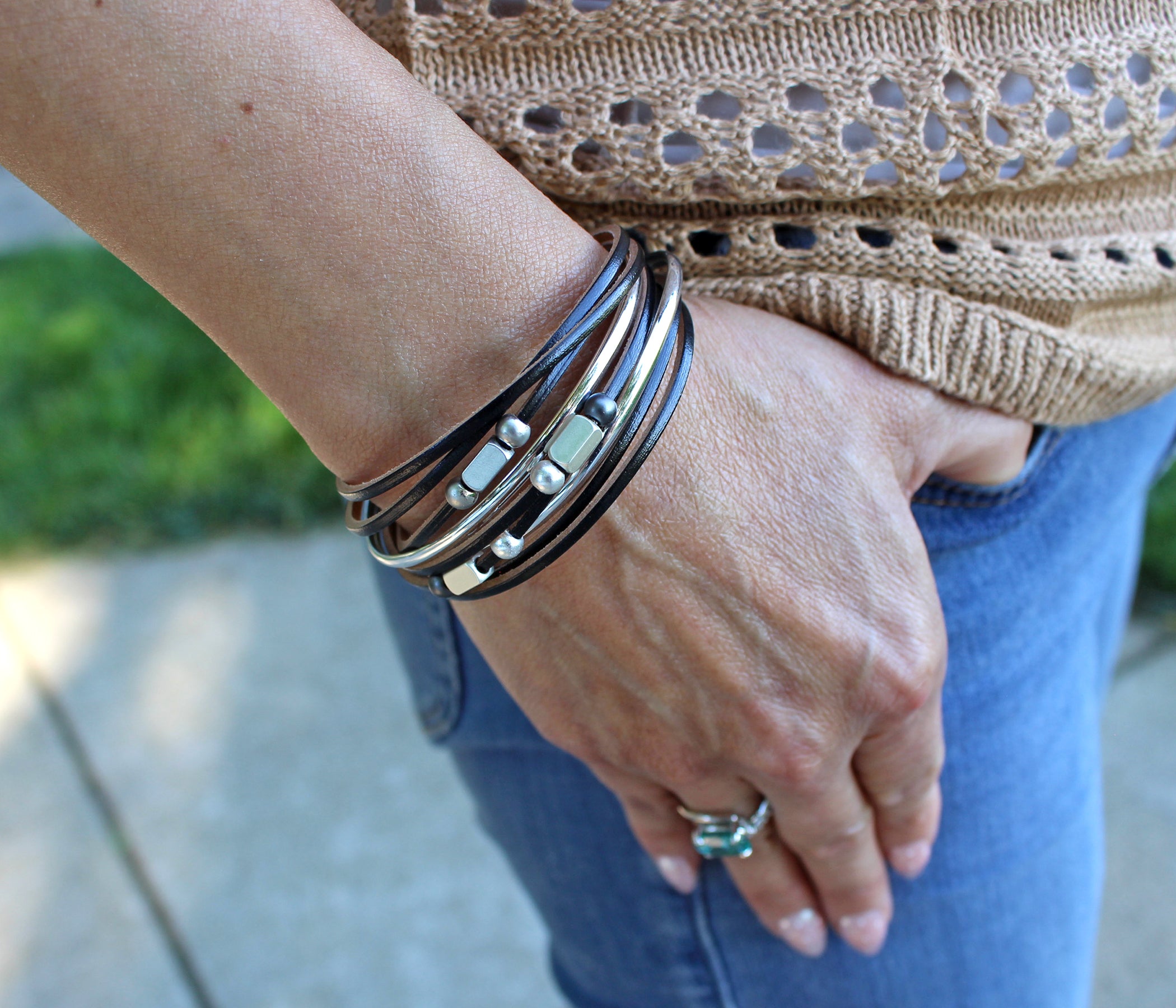 Elegante pulsera de cuero dorado y gris con estampado animal