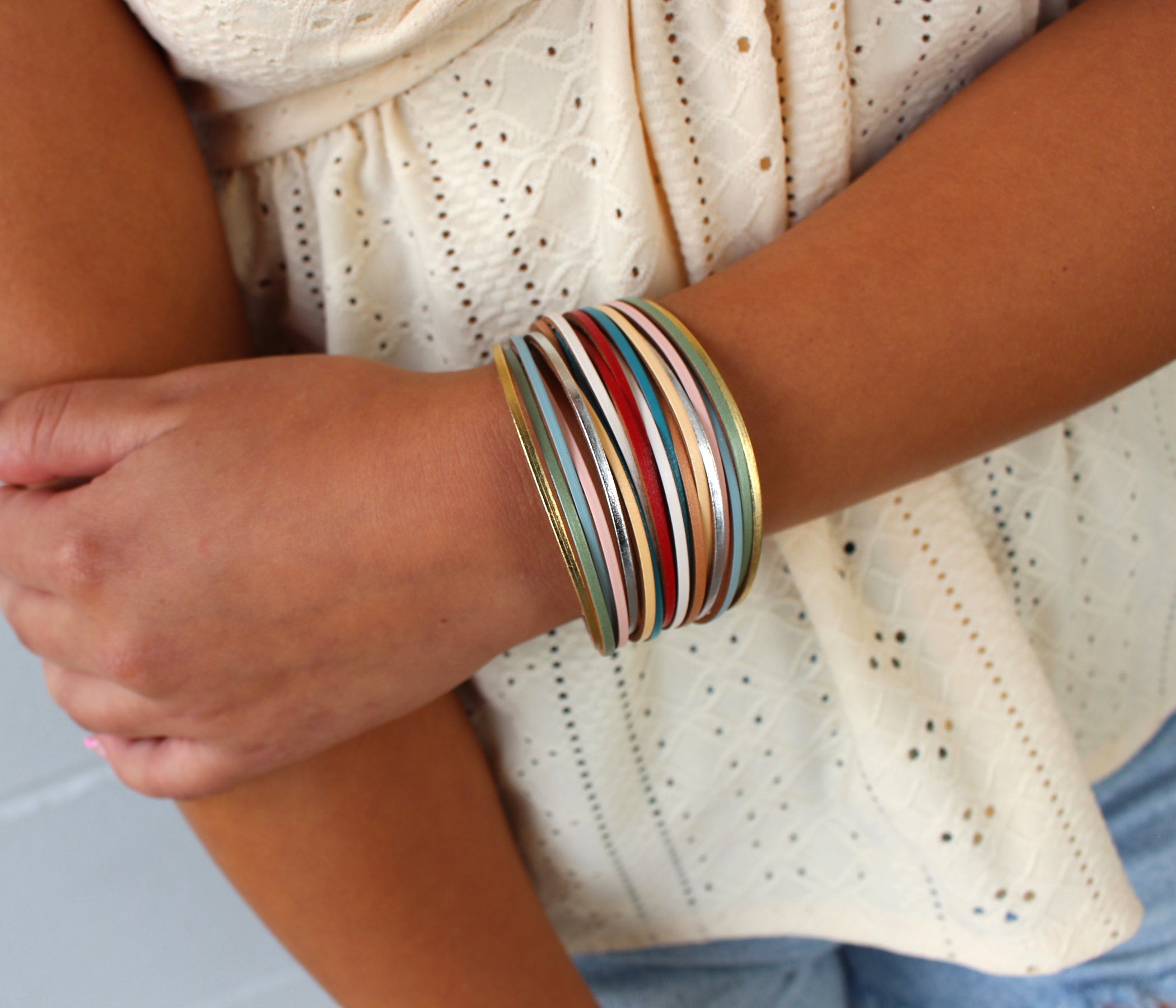 Pulsera de cuero con barra negra