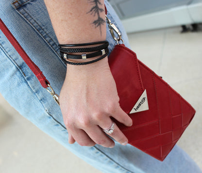 Pulsera de cuero con barra negra