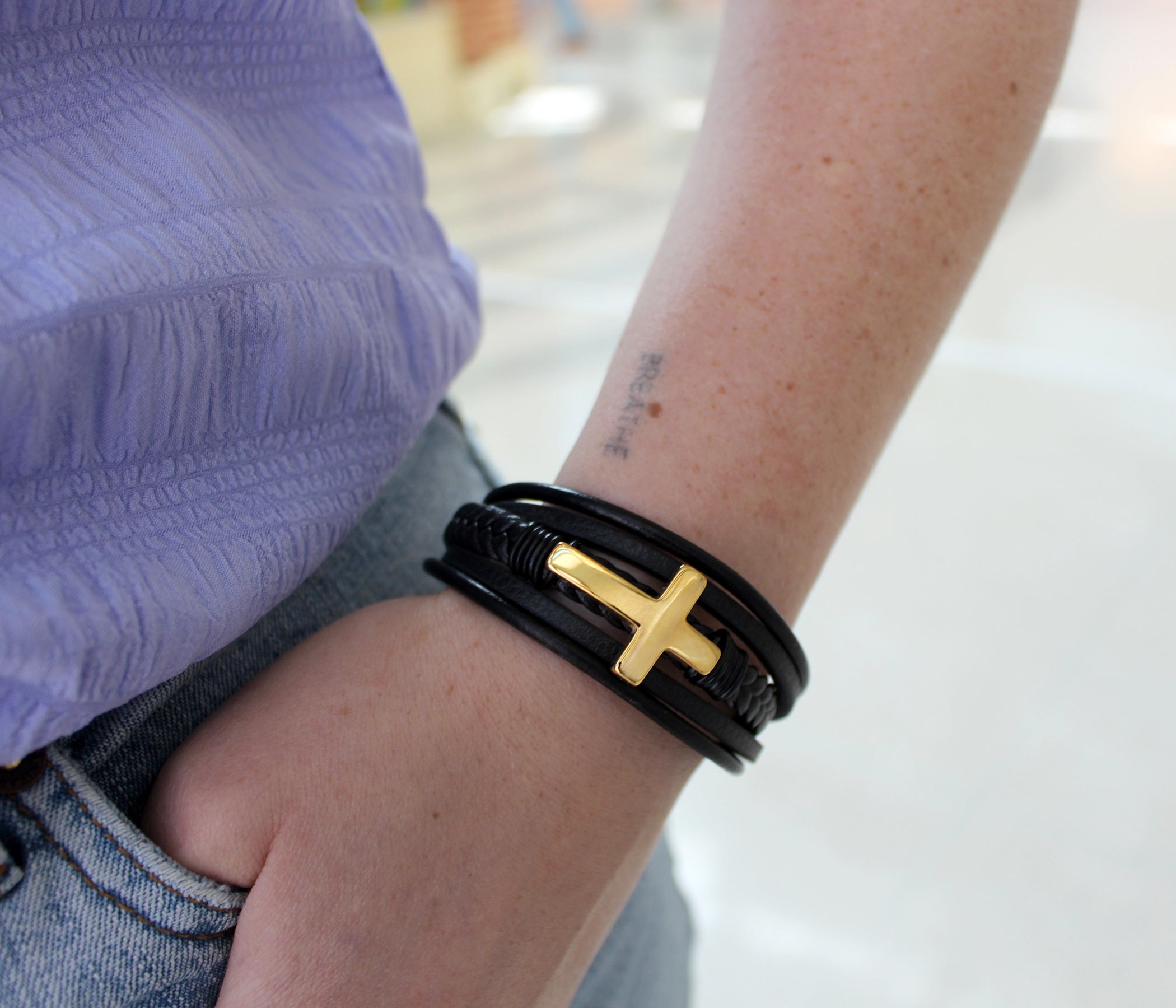 Pulsera de cuero con barra negra