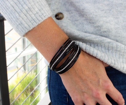 Pulsera doble vuelta negra metalizada brillante