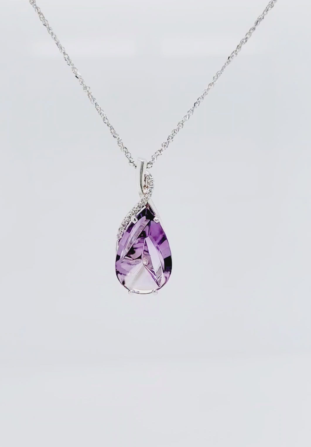 Collar de diamantes retorcidos con forma de lágrima tallada con amatista