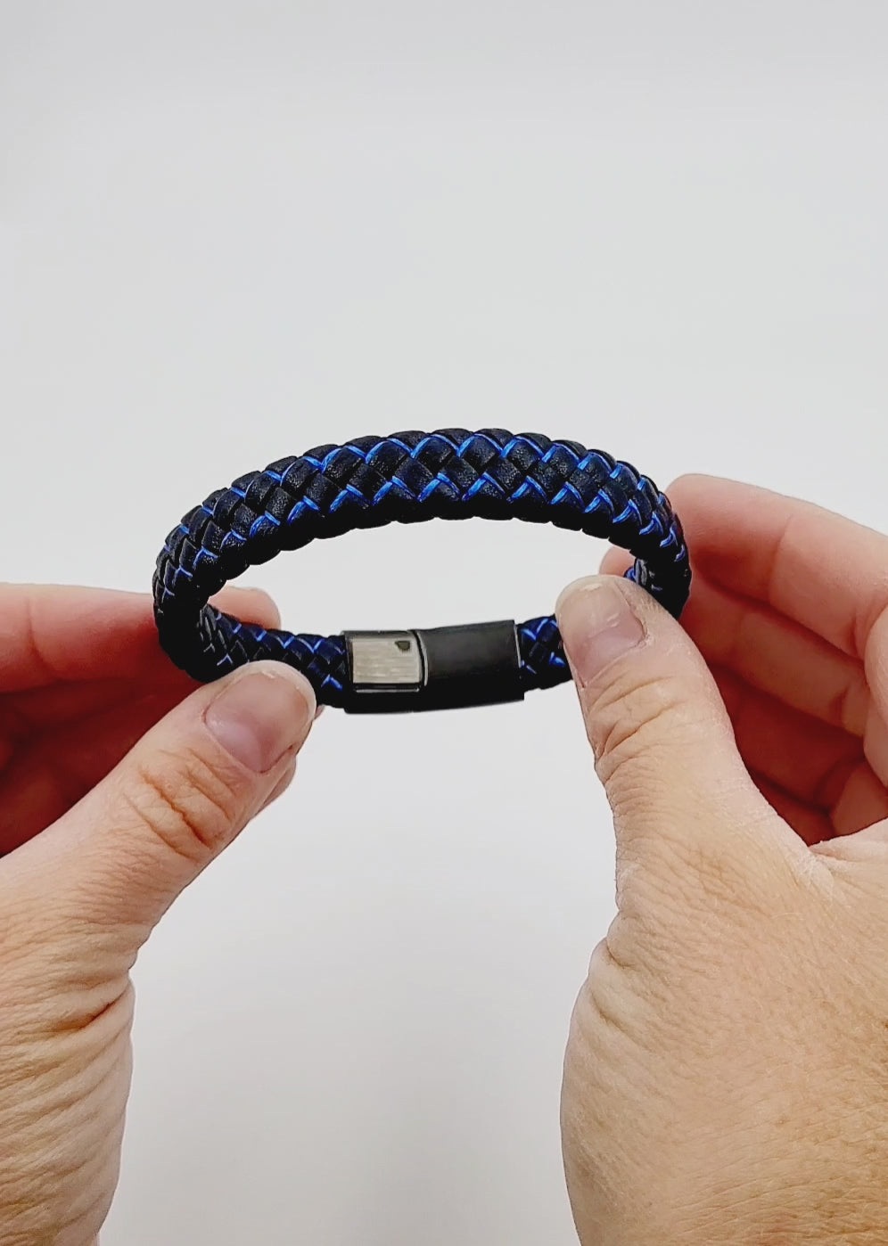 Pulsera de cuero con barra negra