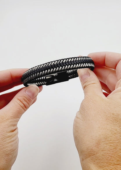 Pulsera de cuero con barra negra