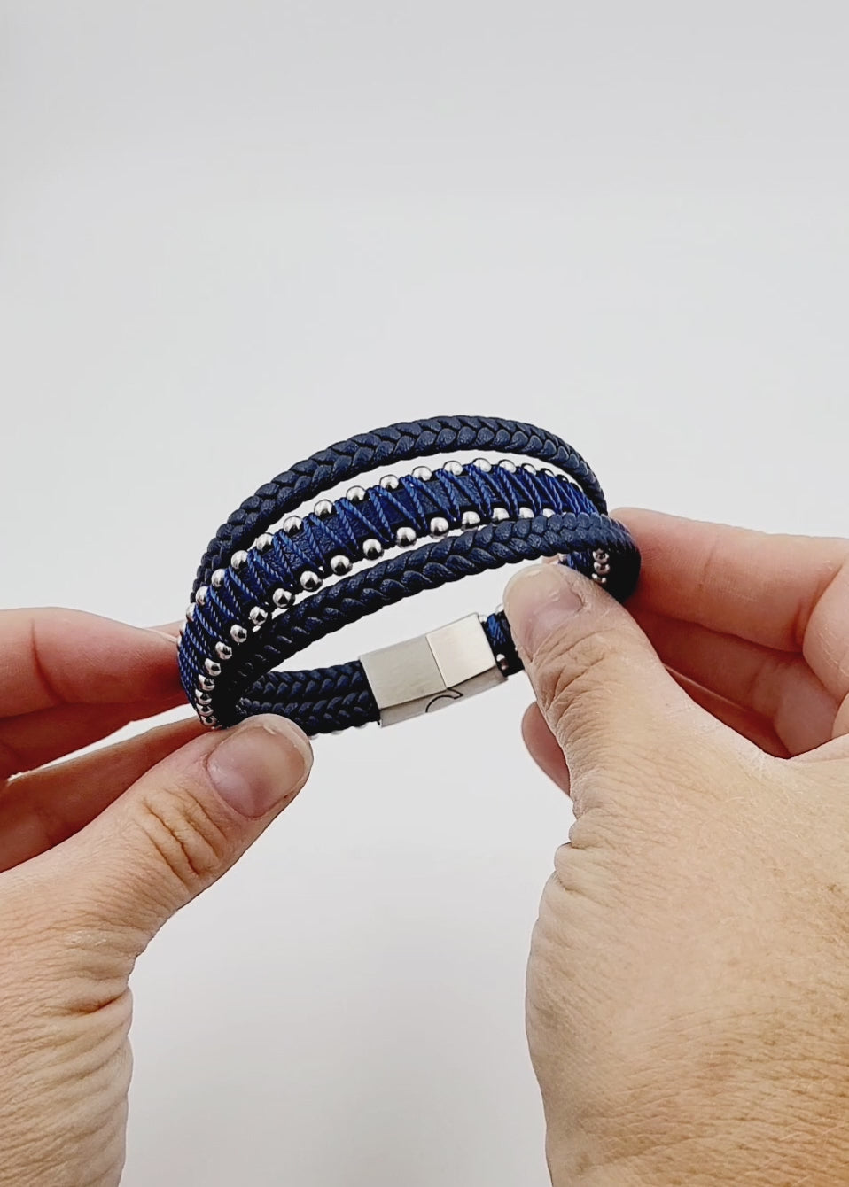 Pulsera de cuero con barra negra