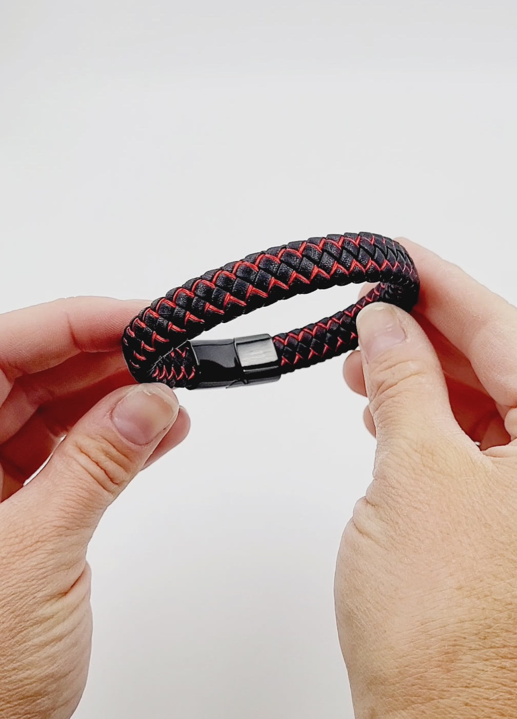 Pulsera de cuero con barra negra