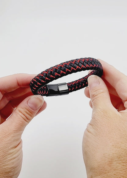 Pulsera de cuero con barra negra
