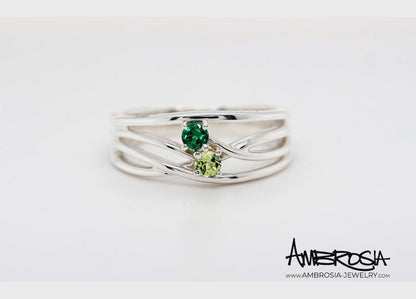 Anillo familiar con piedra natal moderna entrecruzada