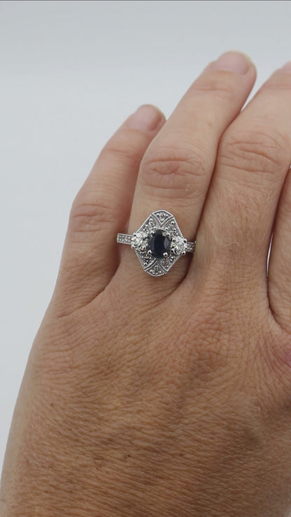 Anillo de oro con diamantes y forma de pera asimétrica moderna